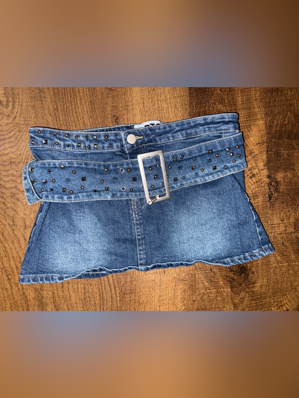 High-Rise Blue Denim Jeans with Studded Belt